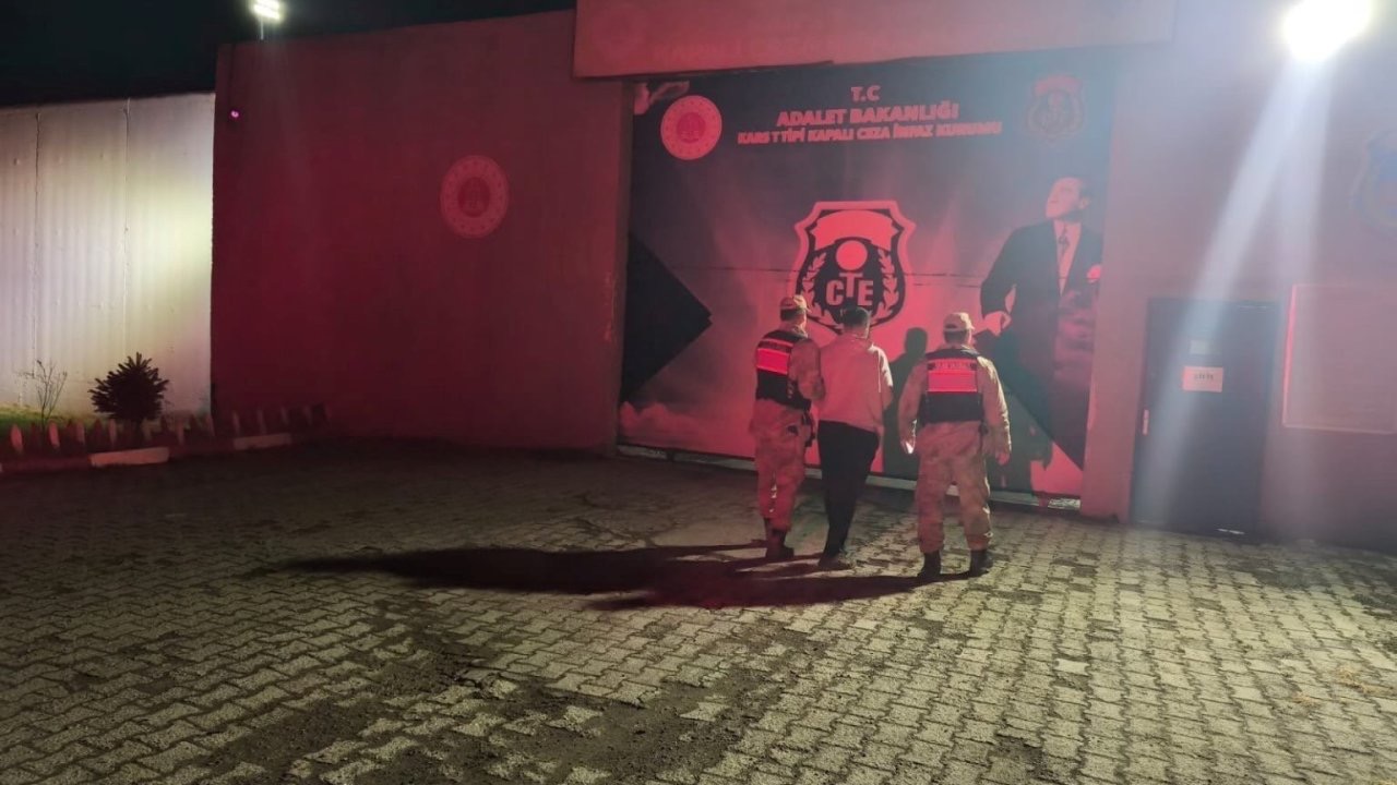 Dolandırıcılıktan aranıyordu, Digor’da yakalandı