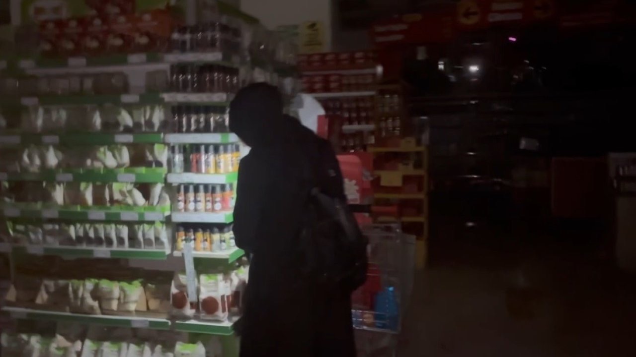 Erzincan’da vatandaşlar marketlerde cep telefonu ışığıyla alışveriş yaptı