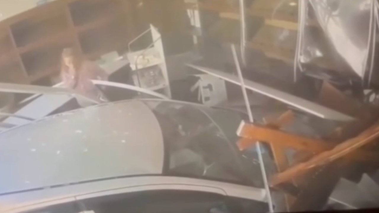 Fırına dalan otomobil ortalığı savaş alanına çevirdi... O anlar kamerada