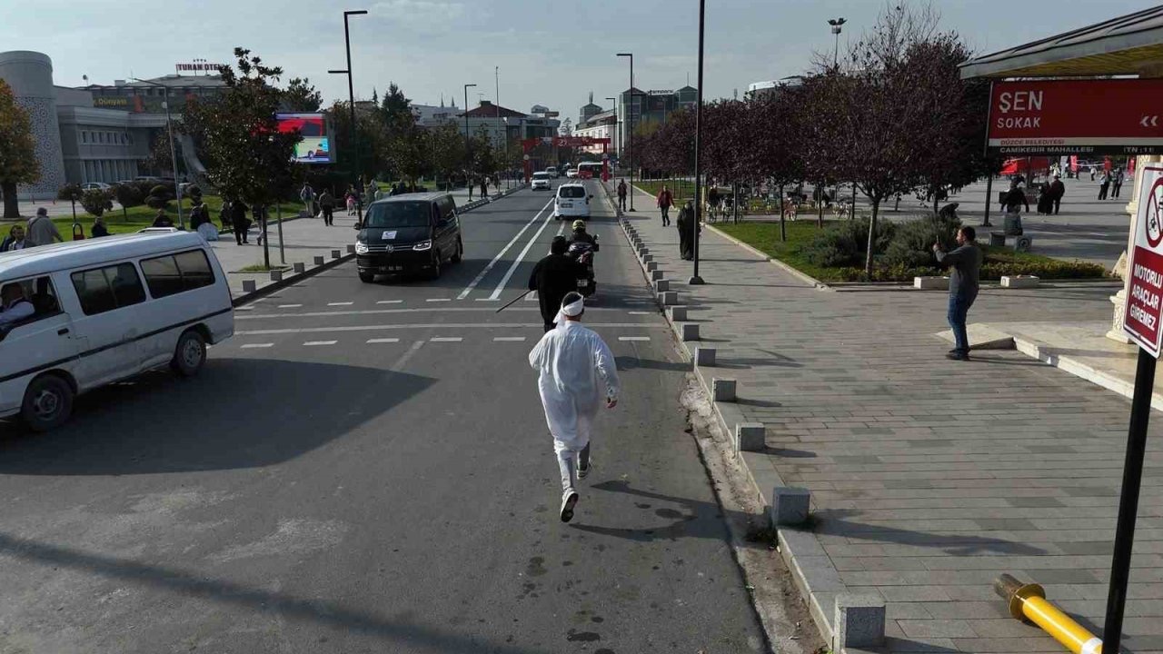 Hızlı giden motosikleti kazalara dikkat çekmek için kovaladılar