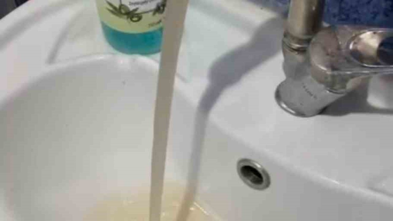 İstanbul’da musluklardan kirli su akmasına vatandaşlardan tepki