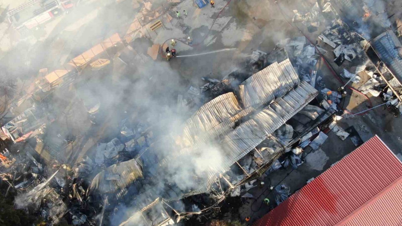 İzmir’deki yangında 5 konteyner ve 2 araç kül oldu