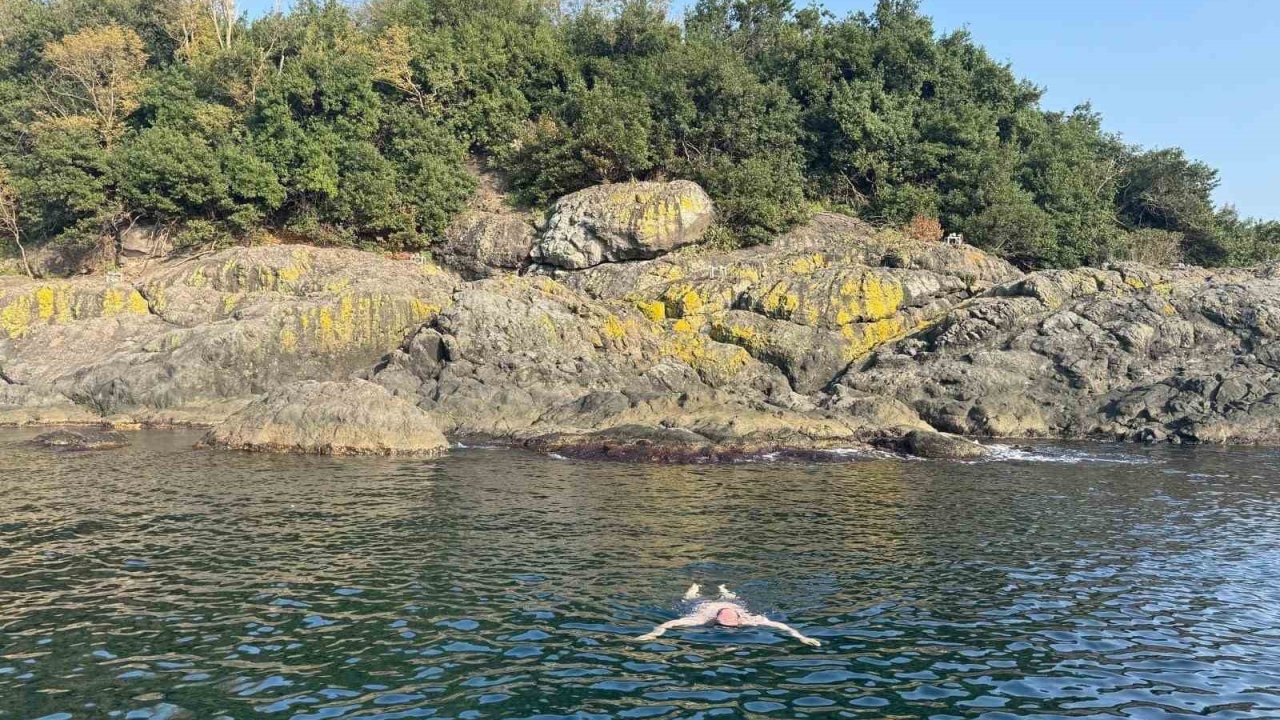 Kasımda deniz keyfi: Giresun Valisi Serdengeçti, adada yüzdü