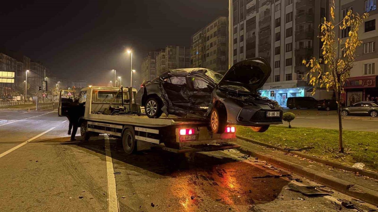 Kayseri’de iki otomobil çarpıştı: 1’i ağır 3 yaralı