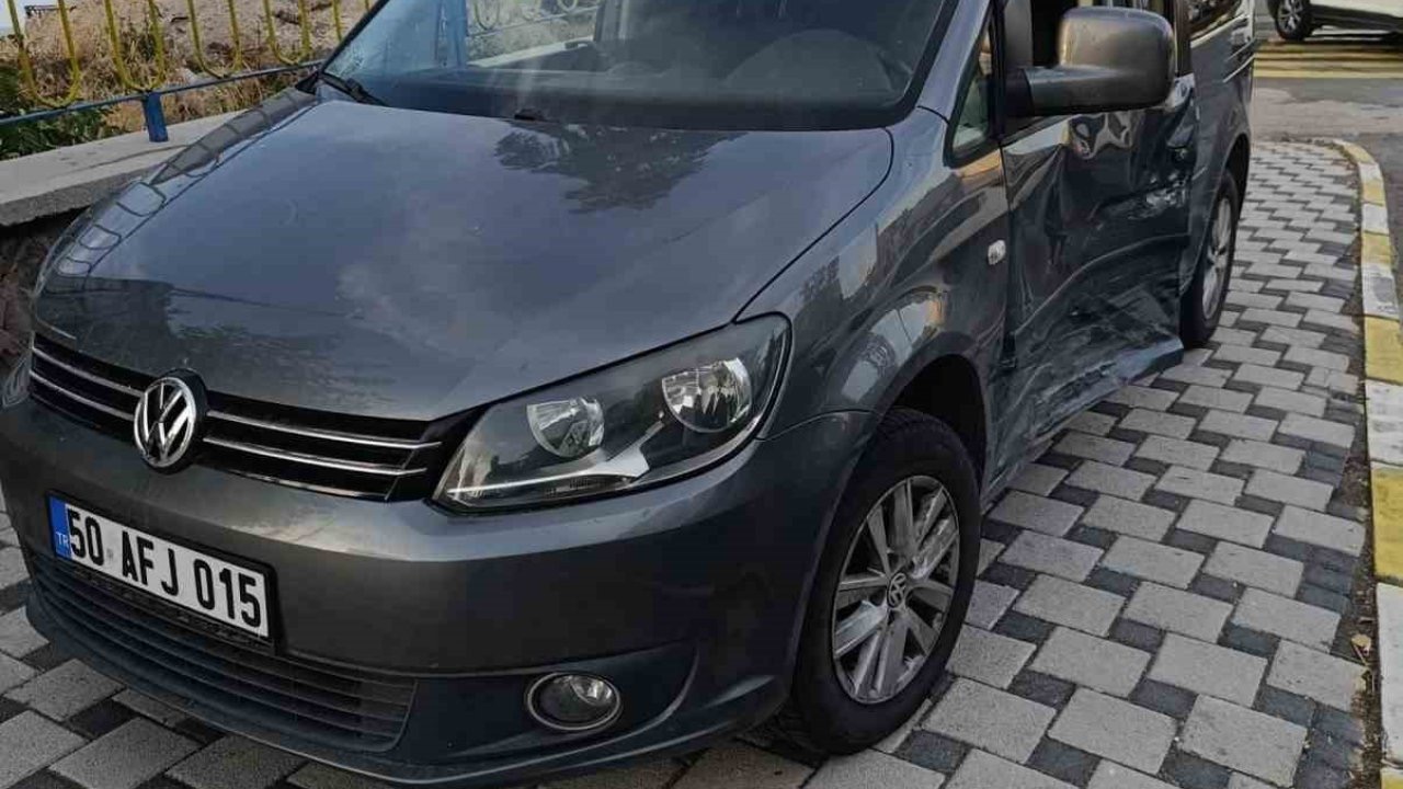 Kazada savrulan araç kaldırımdaki yayaya çarptı: 1 ağır yaralı