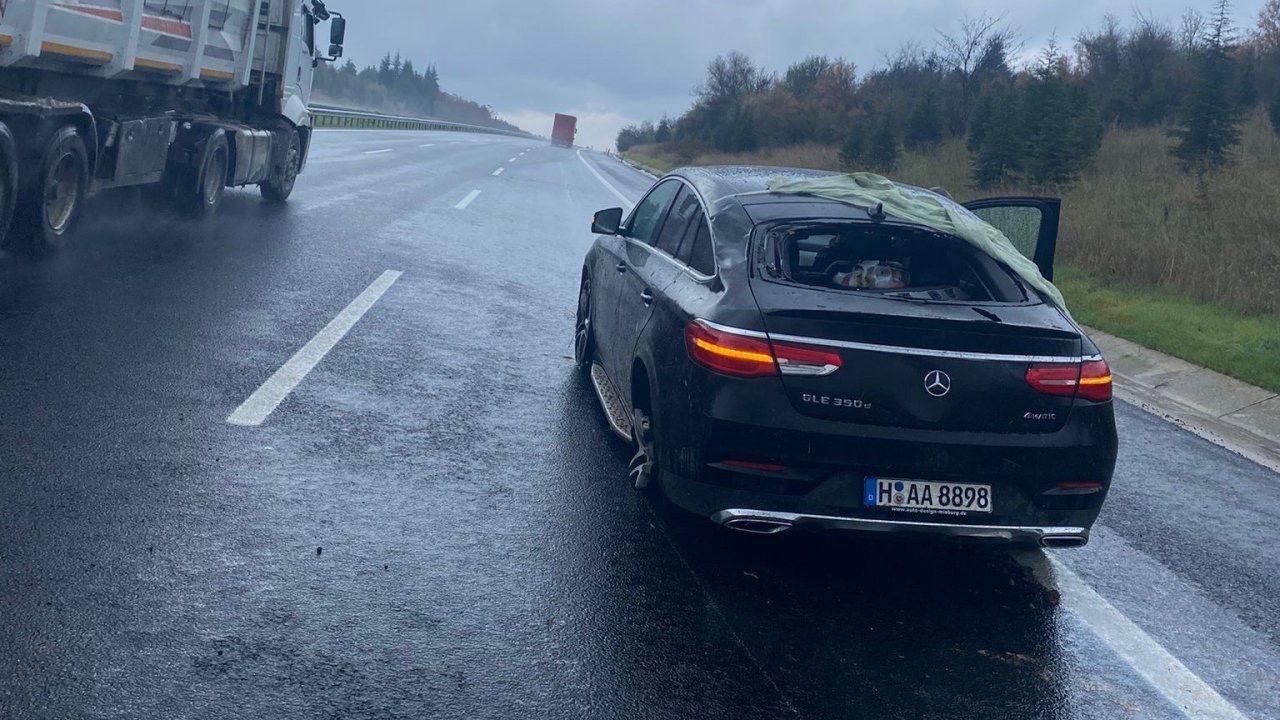 Kırklareli’nde şiddetli yağış, otomobil tıra çarptı