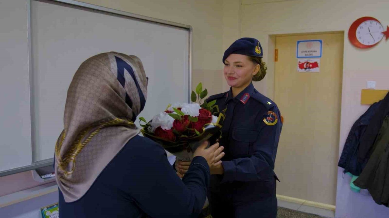 Minik Sırma büyüdü teğmen oldu: Bayburt jandarmadan duygulandıran ’Öğretmenler Günü’ mesajı