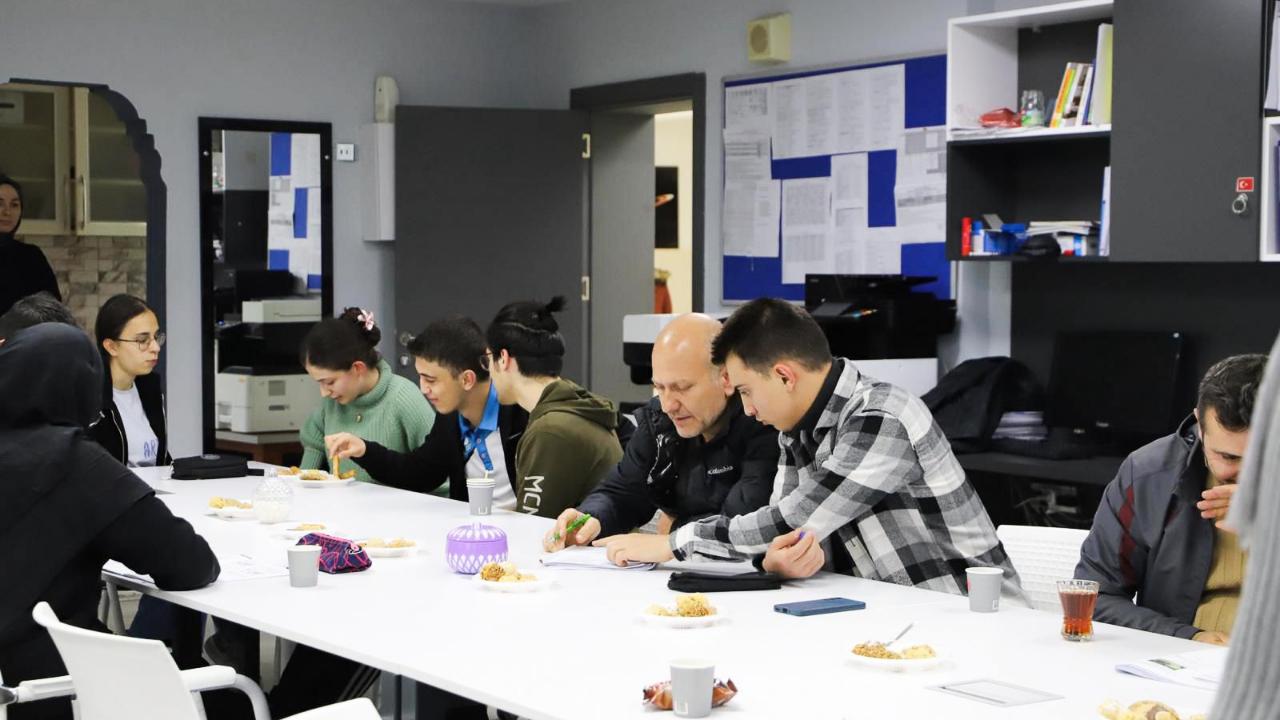 Müdür Kahraman’dan gençlere moral ziyareti