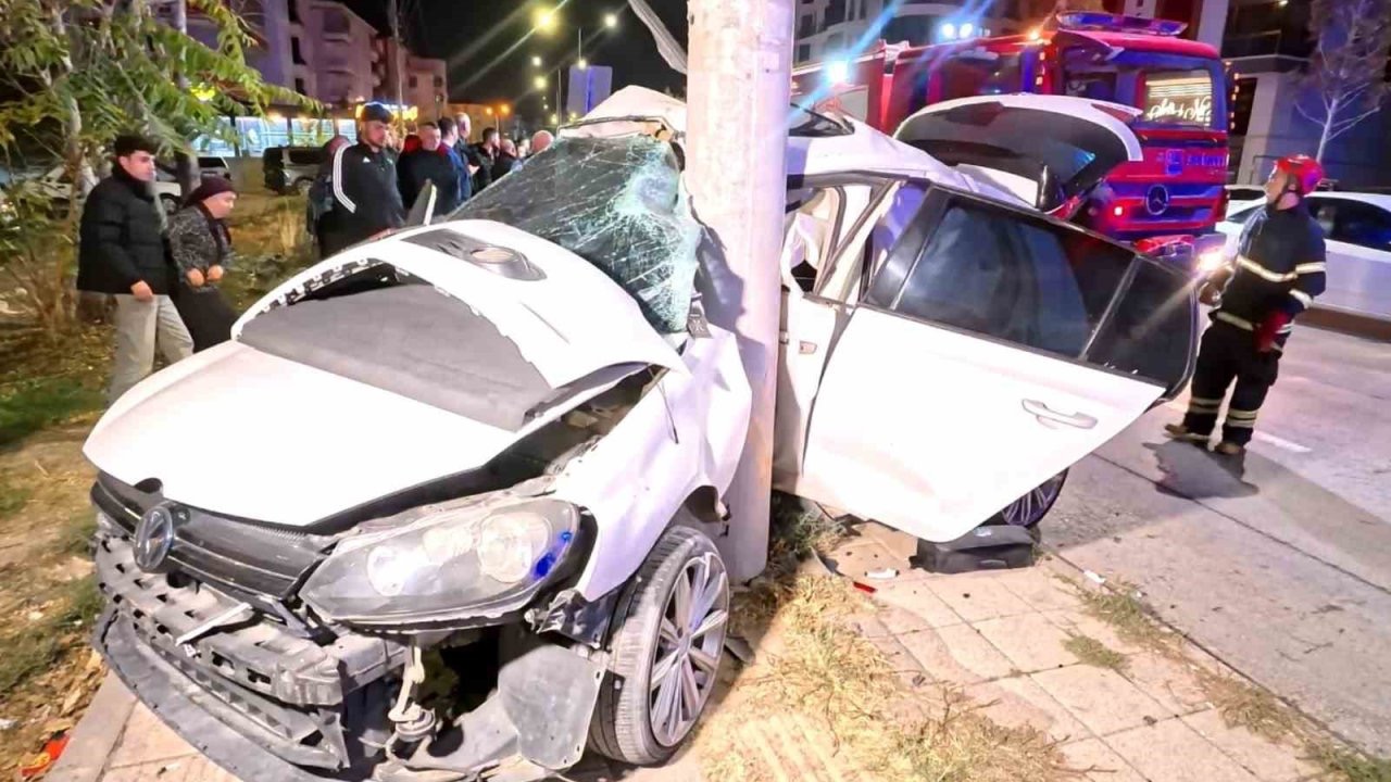 Otomobil direğe saplandı: 2 ağır yaralı
