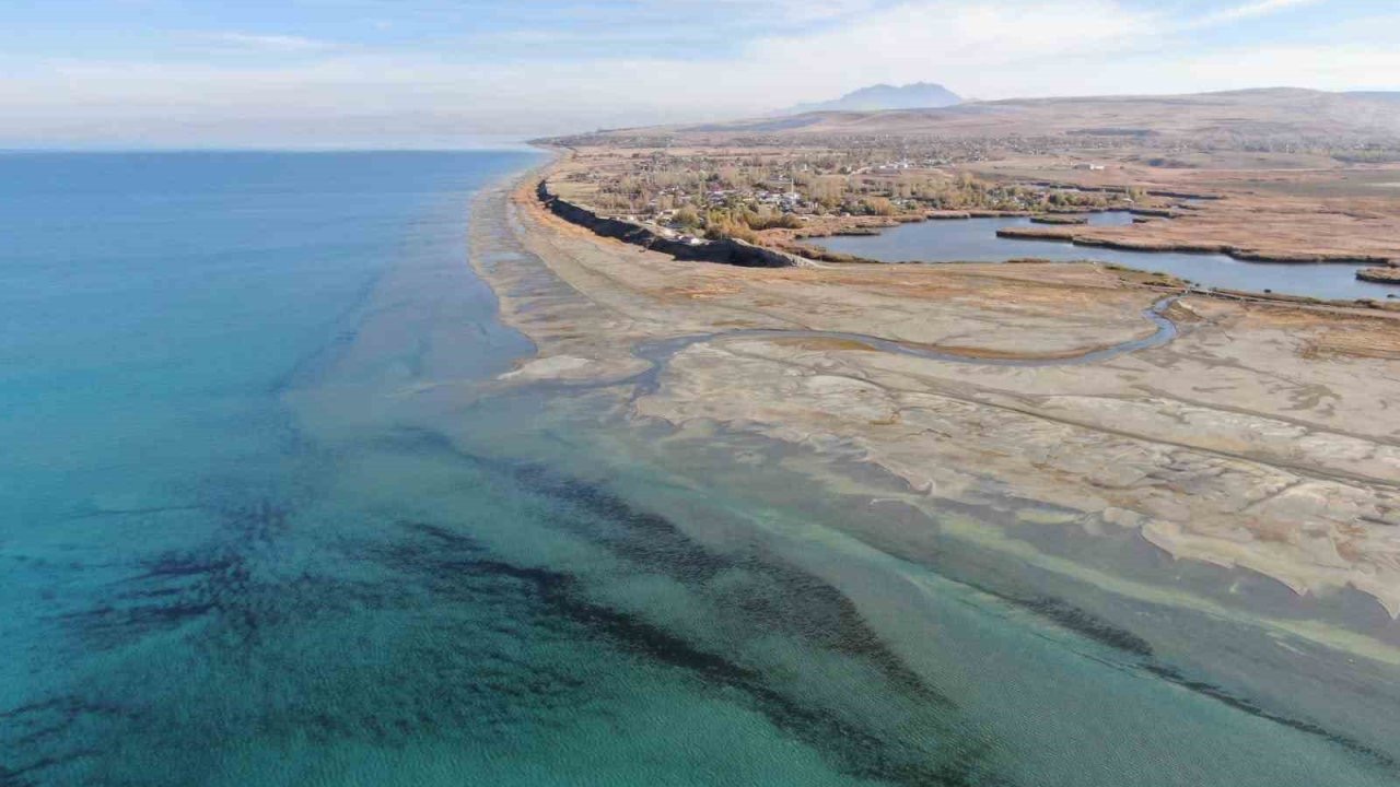 Renkli yazlardan sessiz çöl manzarasına: Van Gölü’nün 8 yıllık değişimi