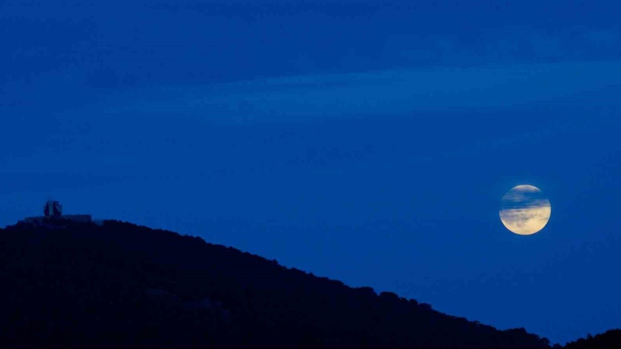 Spil Dağı’nın eşsiz manzarası &quot;Kunduz Süper Ay&quot; ile aydınlandı