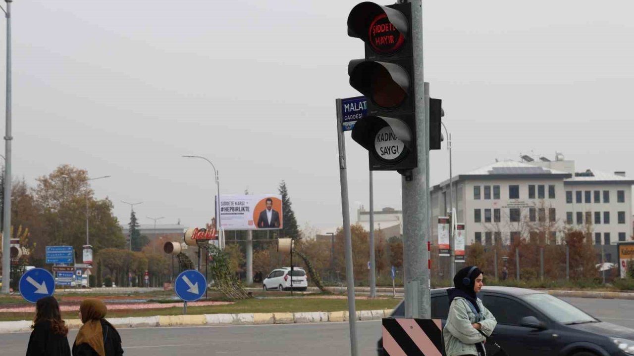 Türkiye’de ilk uygulama: Trafik sinyalizasyonlarında &quot;Şiddete Hayır&quot; ve &quot;Kadına Saygı&quot; mesajı