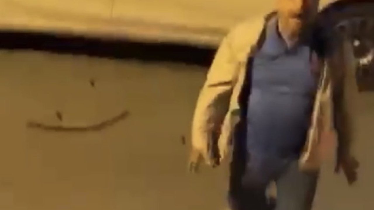 Ümraniye’de eşinin ve komşusunun otomobiline sopayla zarar veren kişi kamerada