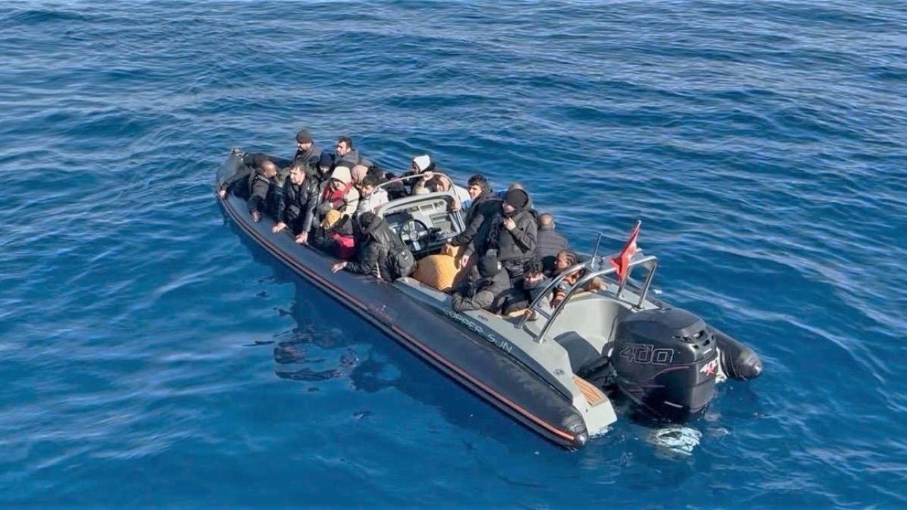 Urla açıklarında 28 düzensiz göçmen yakalandı