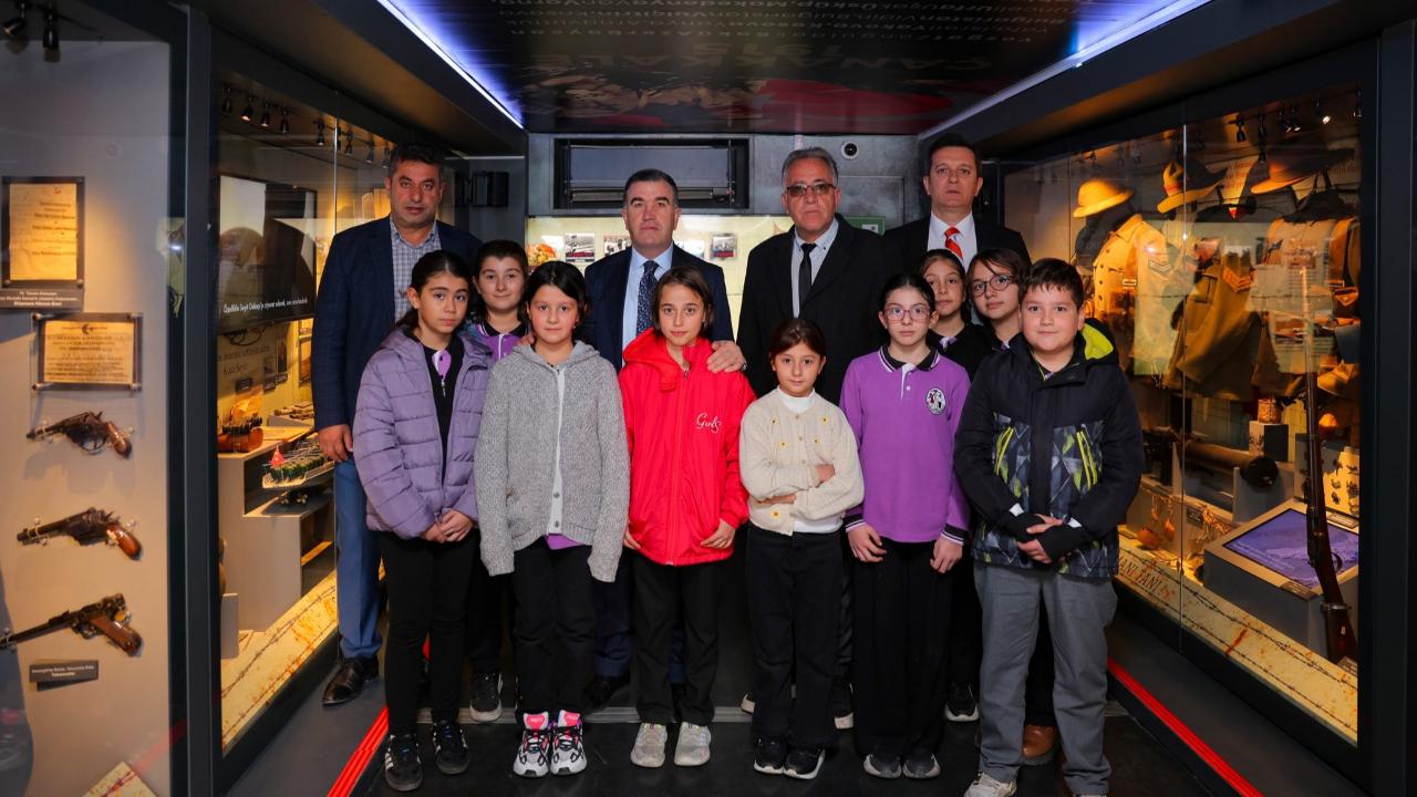 Vali Eldivan, öğrencilerle birlikte Çanakkale müzesini gezdi