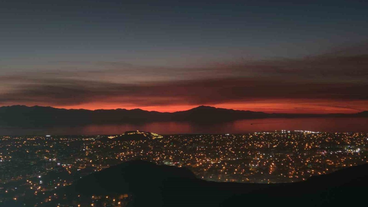 Van’da büyüleyici günbatımı: Gökyüzü kızıla boyandı, kartpostallık manzaralar ortaya çıktı