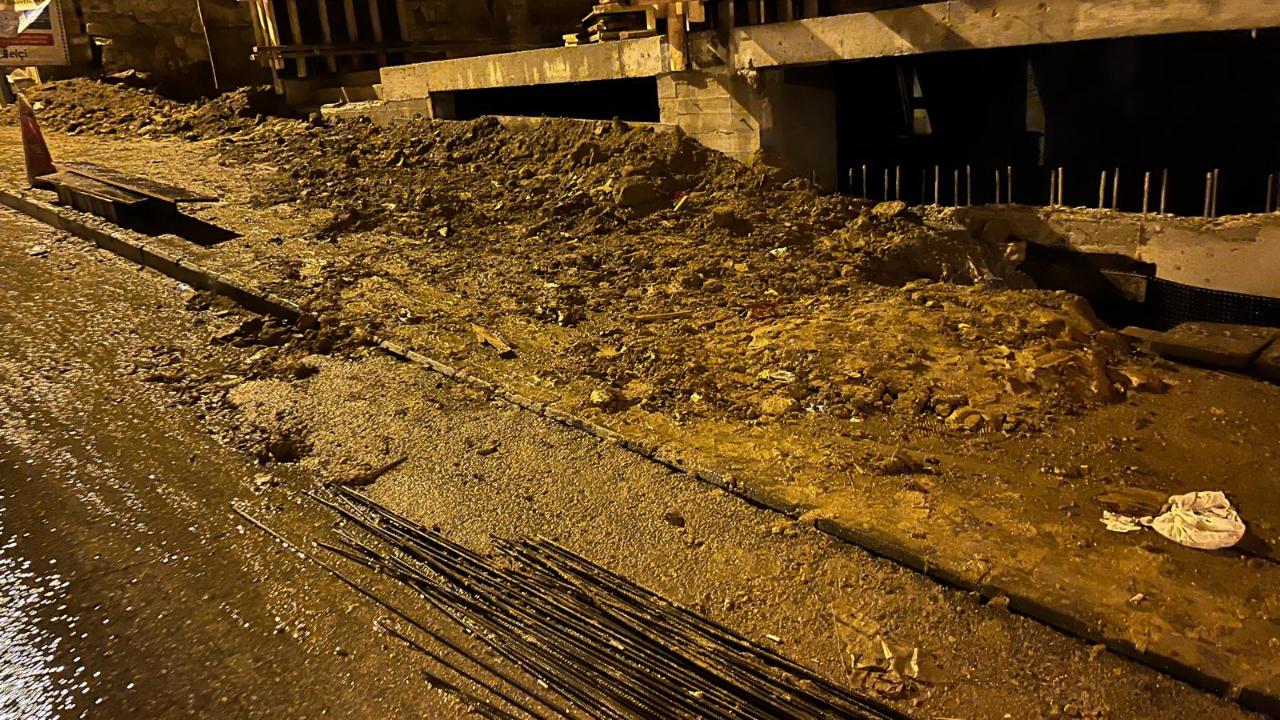 Yağış sonrası kaldırım çamurla kaplandı