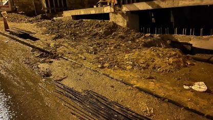 Yağış sonrası kaldırım çamurla kaplandı