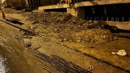 Yağış sonrası kaldırım çamurla kaplandı