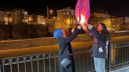 Yeni yıl dileklerini erkenden uçurdular