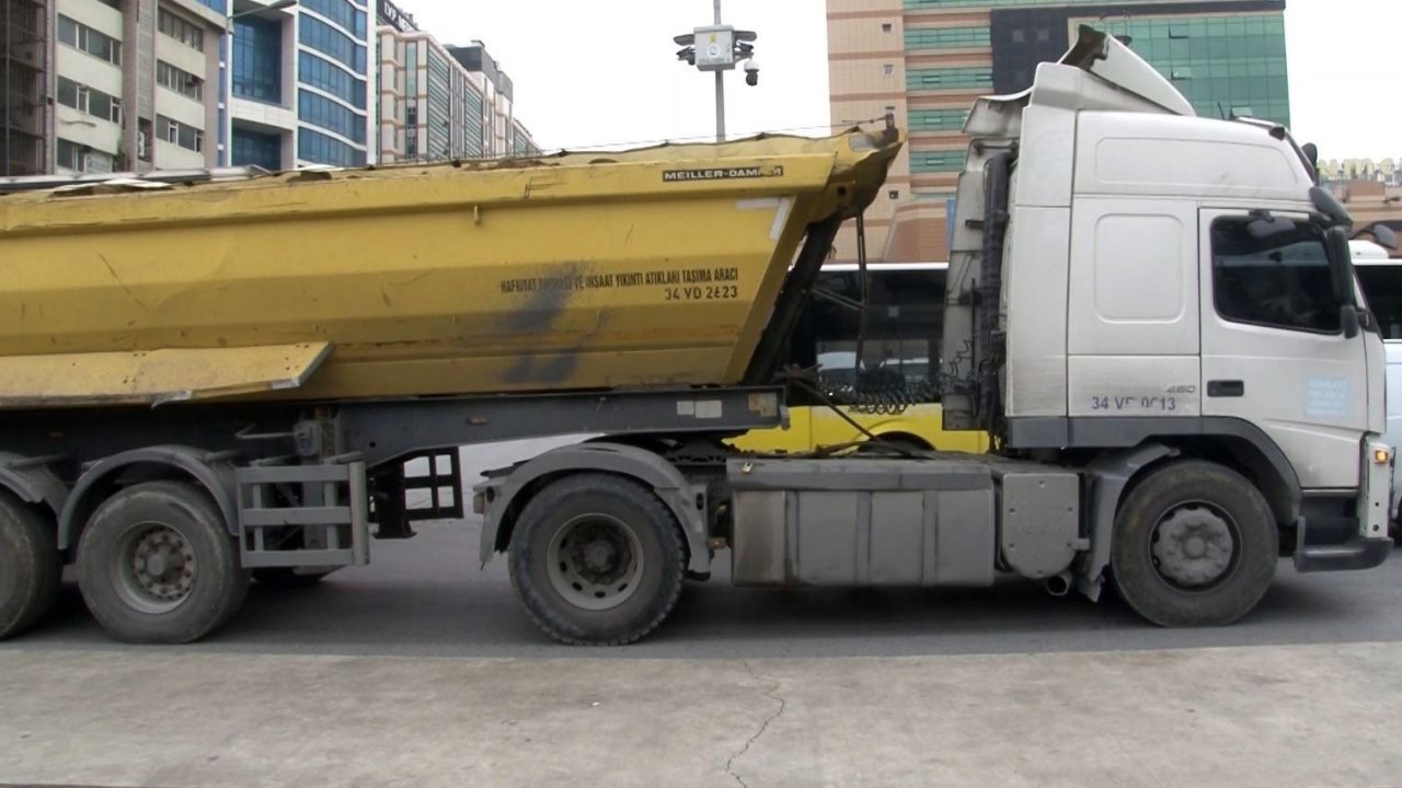 Yolun karşısına geçmeye çalışan yayaya hafriyat kamyonu çarptı