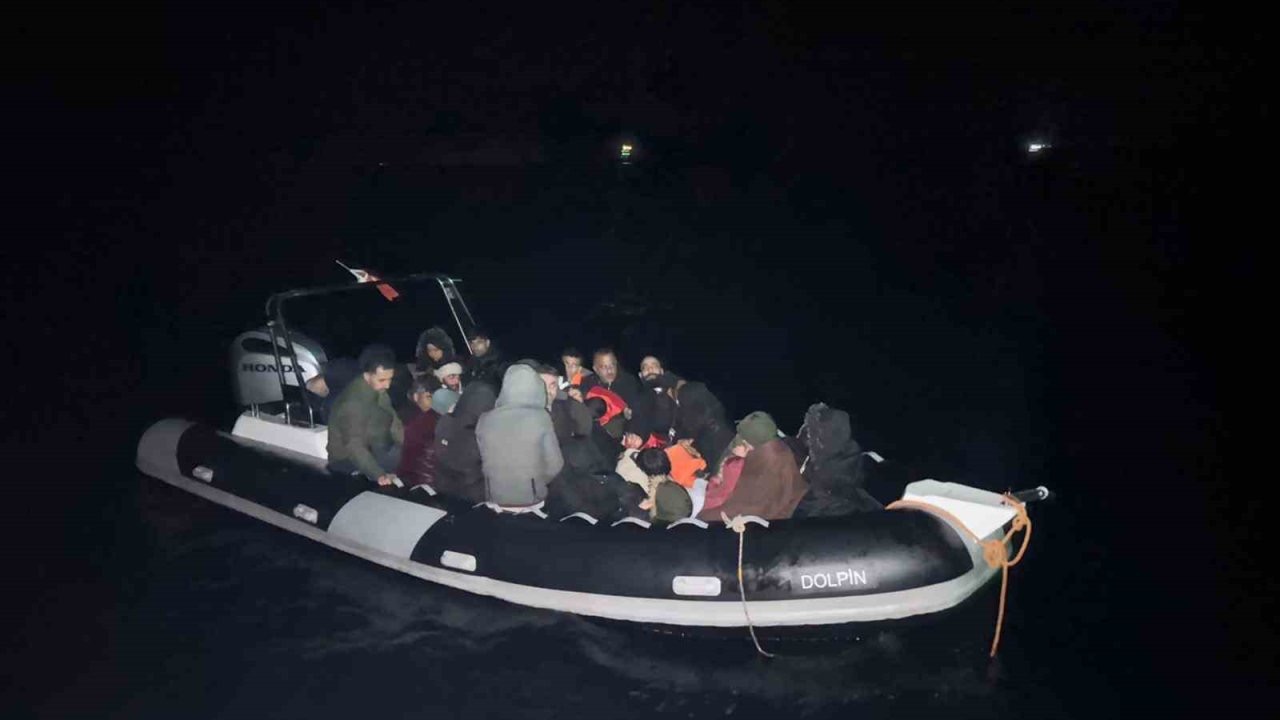 Yunanistan’ın Türk sularına geri ittiği 31 düzensiz göçmen kurtarıldı