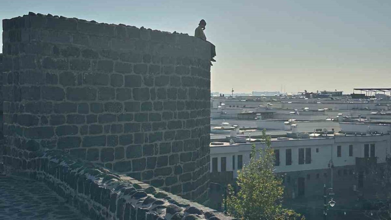 Zabıta ekipleri intihar girişiminde bulunan kadını ikna etti