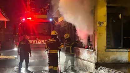 Gece yarısı iş yeri yangını: Kepenkler ve camlar kırıldı