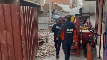Ağır hasarlı binayı yıkarken molozların altında kaldı