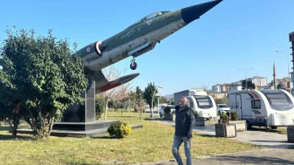 Dünya havacılık tarihine geçen Selçuk Bayraktar’a Sürmeneli hemşehrisinden şarkılı destek