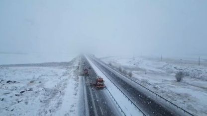 Turuncu kaplanların Bayburt-Gümüşhane yolunda karla mücadelesi sürüyor