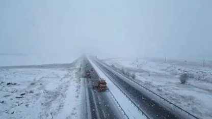 Turuncu kaplanların Bayburt-Gümüşhane yolunda karla mücadelesi sürüyor