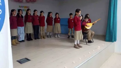 Minik öğrencilerden türkü resitali