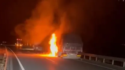 Erzincan’da seyir halindeki TIR alev aldı