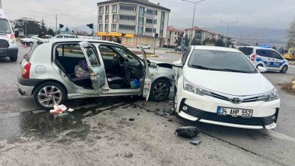 Erzincan’da iki otomobil çarpıştı: 2 yaralı
