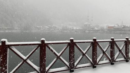 Uzungöl beyaz gelinliğini giydi, kar kalınlığı 15 santimetreye ulaştı