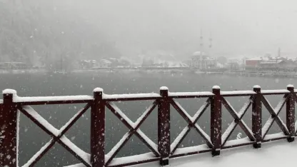 Uzungöl beyaz gelinliğini giydi, kar kalınlığı 15 santimetreye ulaştı