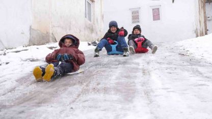 Dik yokuş pist oldu, kardeş sevgisi soğuğu unutturdu