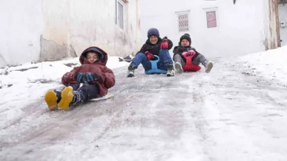 Dik yokuş pist oldu, kardeş sevgisi soğuğu unutturdu