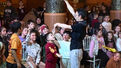 Afrikalı akrobatlar Bayburt’ta şov yaptı