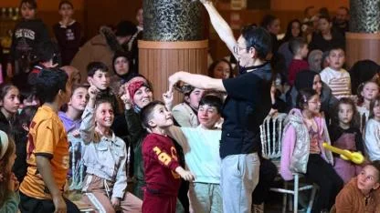 Afrikalı akrobatlar Bayburt’ta şov yaptı