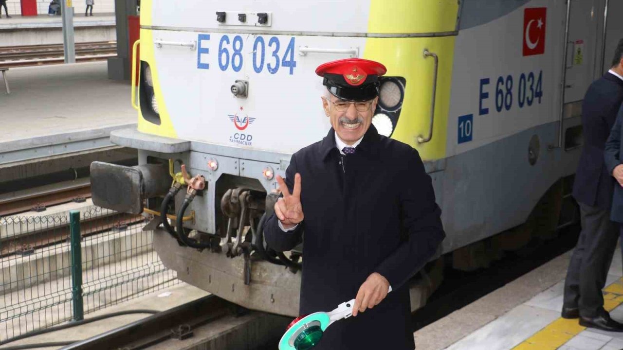Bakan Uraloğlu: "Turistik Doğu Ekspresi’nin yeni sezonunda 10 bin 800 seyahat tutkununa Anadolu’nun büyüsünü yaşatacağız"