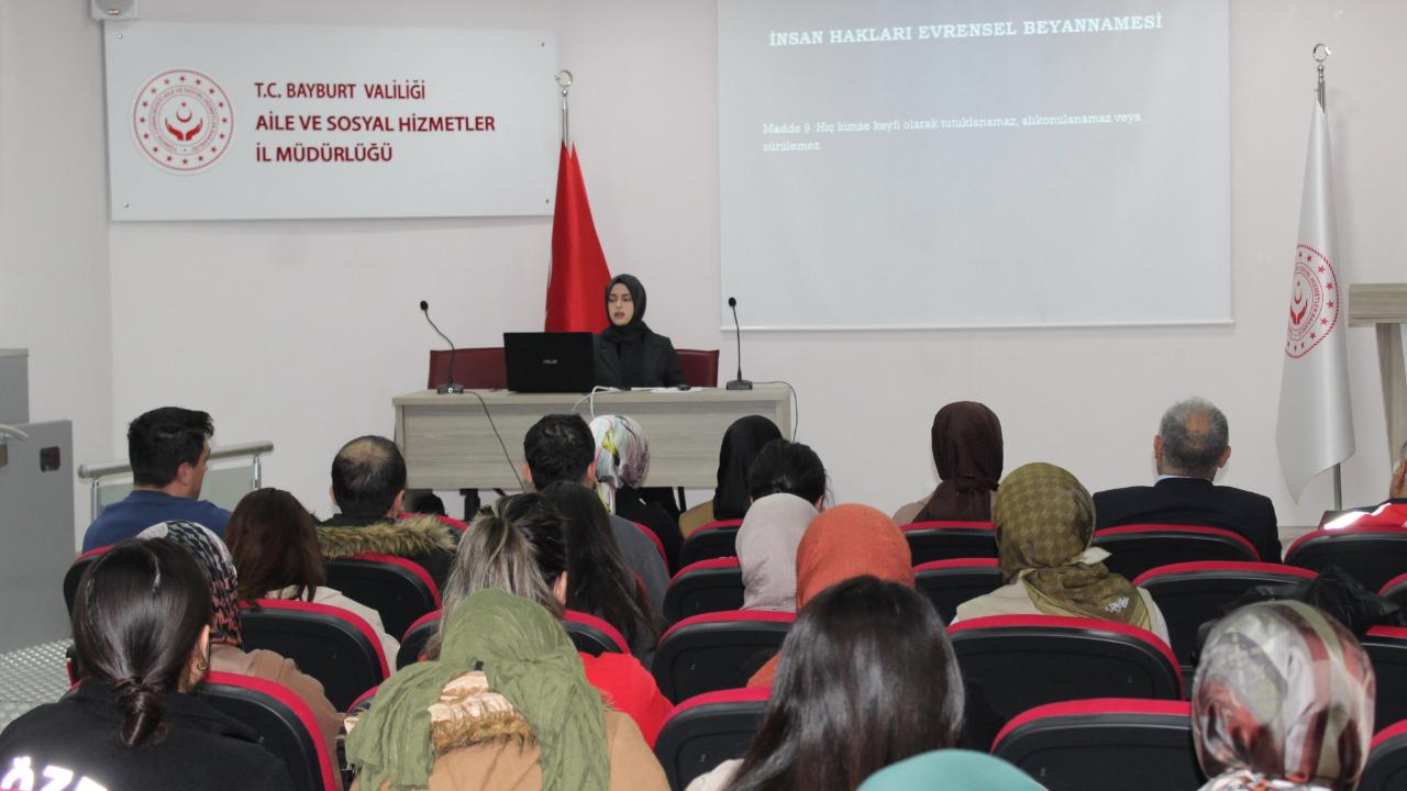Bayburt Aile ve Sosyal Hizmetler Müdürlüğü&#039;nde insan hakları eğitimi