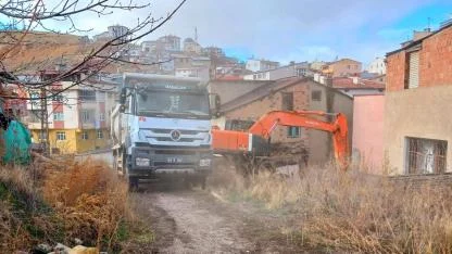 Bayburt Belediyesi metruk binaları temizliyor