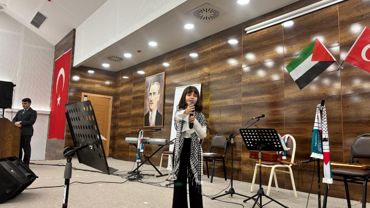 Bayburt&#039;ta kalpler Filistin için çarptı: Öğrenci ve velilerden anlamlı konser