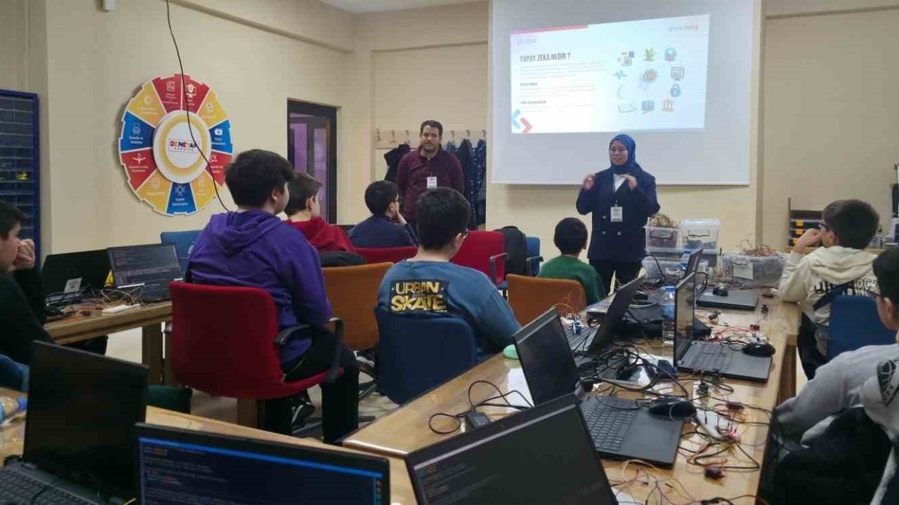 Bayburt’ta öğrencilere yapay zekanın işleyişi anlatıldı