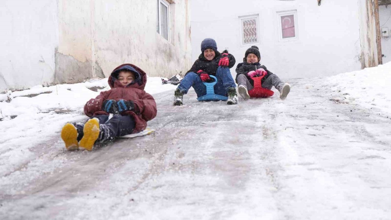 Dik yokuş pist oldu, kardeş sevgisi soğuğu unutturdu