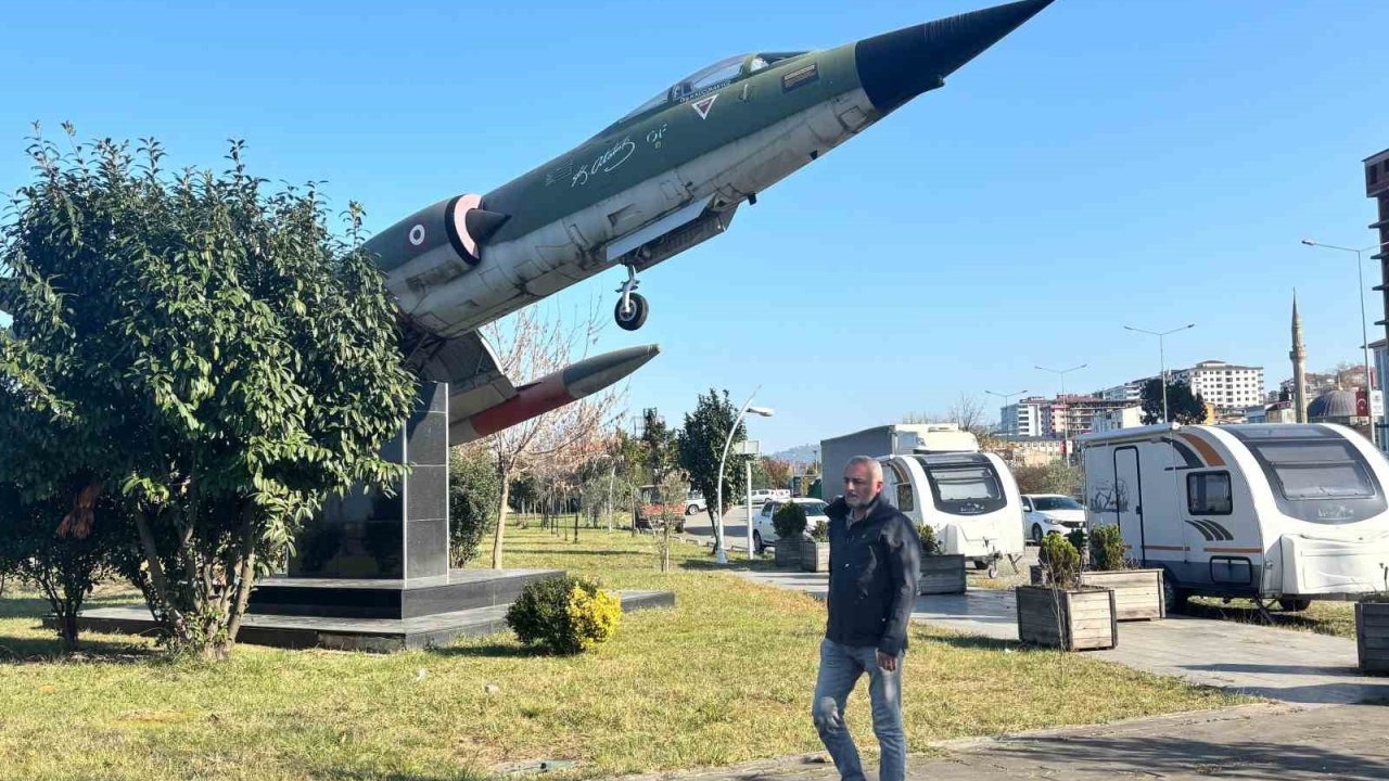 Dünya havacılık tarihine geçen Selçuk Bayraktar’a Sürmeneli hemşehrisinden şarkılı destek