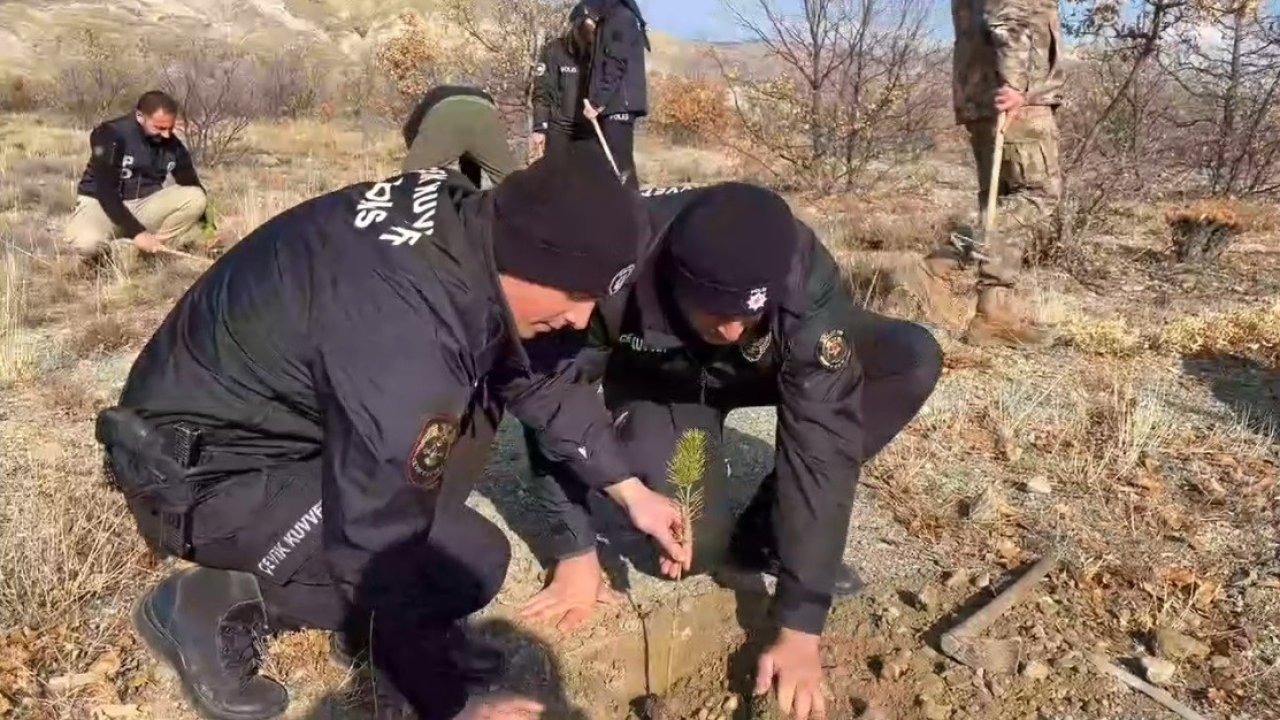 Erzincan Emniyeti 600 fidanı toprakla buluşturdu