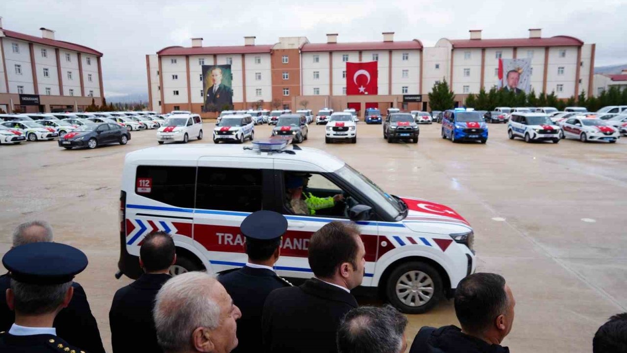 Erzincan’da emniyet ve jandarmaya 122 yeni hizmet aracı teslim edildi